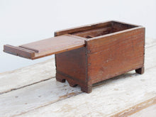 Carica l&#39;immagine nel visualizzatore di Gallery, Scatola, box indiano in legno di teak con apertura scorrevole e scomparti interni. Assemblata artigianalmente, databile prima metà 900, originale in ogni parte.  dimensioni 26x17 h 17 cm  per ulteriori info e foto watshapp 0039 3338778241 mail info@etniko.it etsy/instagram / facebook etnikobycrosato