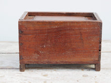 Carica l&#39;immagine nel visualizzatore di Gallery, Scatola, box indiano in legno di teak con apertura scorrevole e scomparti interni. Assemblata artigianalmente, databile prima metà 900, originale in ogni parte.  dimensioni 26x17 h 17 cm  per ulteriori info e foto watshapp 0039 3338778241 mail info@etniko.it etsy/instagram / facebook etnikobycrosato