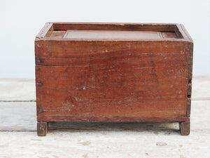 Scatola, box indiano in legno di teak con apertura scorrevole e scomparti interni. Assemblata artigianalmente, databile prima metà 900, originale in ogni parte.  dimensioni 26x17 h 17 cm  per ulteriori info e foto watshapp 0039 3338778241 mail info@etniko.it etsy/instagram / facebook etnikobycrosato