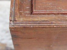 Carica l&#39;immagine nel visualizzatore di Gallery, Scatola, box indiano in legno di teak con apertura scorrevole e scomparti interni. Assemblata artigianalmente, databile prima metà 900, originale in ogni parte.  dimensioni 26x17 h 17 cm  per ulteriori info e foto watshapp 0039 3338778241 mail info@etniko.it etsy/instagram / facebook etnikobycrosato