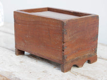 Carica l&#39;immagine nel visualizzatore di Gallery, Scatola, box indiano in legno di teak con apertura scorrevole e scomparti interni. Assemblata artigianalmente, databile prima metà 900, originale in ogni parte.  dimensioni 26x17 h 17 cm  per ulteriori info e foto watshapp 0039 3338778241 mail info@etniko.it etsy/instagram / facebook etnikobycrosato