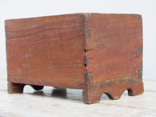 Carica l&#39;immagine nel visualizzatore di Gallery, Scatola, box indiano in legno di teak con apertura scorrevole e scomparti interni. Assemblata artigianalmente, databile prima metà 900, originale in ogni parte.  dimensioni 26x17 h 17 cm  per ulteriori info e foto watshapp 0039 3338778241 mail info@etniko.it etsy/instagram / facebook etnikobycrosato