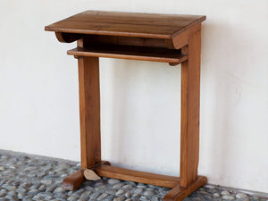 Scrittoio coloniale, piccola scrivania Indiana in legno di teak con 1 ripiano. Top Leggermente Inclinato. Databile Primi '900. Pezzo Unico E Originale. Dimensioni 56x37xh76/72cm.