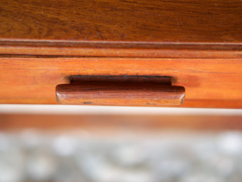 Scrittoio coloniale, piccola scrivania Indiana in legno di teak con 1 cassetto. Top Leggermente Inclinato. Databile Primi '900. Pezzo Unico E Originale. Dimensioni 63x33xh80/75cm.