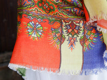 Carica l&#39;immagine nel visualizzatore di Gallery, Coloratissimo scialle indiano in seta e cotone, lavorato artigianalmente nella regione del Rajasthan. Per la sua incredibile leggerezza e versatibilità si puo&#39; indossare sia come copri spalla che avvolta al collo in ogni momento dell&#39;anno.  dimensioni 70x200cm peso 120grammi    disponibile in vari colori e fantasie, per info o foto watshapp 3338778241 mail info@etniko.it