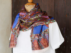 Coloratissimo scialle indiano in seta e cotone, lavorato artigianalmente nella regione del Rajasthan. Per la sua incredibile leggerezza e versatibilità si puo' indossare sia come copri spalla che avvolta al collo in ogni momento dell'anno.  dimensioni 70x200cm peso 120grammi    disponibile in vari colori e fantasie, per info o foto watshapp 3338778241 mail info@etniko.it