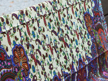 Carica l&#39;immagine nel visualizzatore di Gallery, Coloratissimo scialle indiano in seta e cotone, lavorato artigianalmente nella regione del Rajasthan. Per la sua incredibile leggerezza e versatibilità si puo&#39; indossare sia come copri spalla che avvolta al collo in ogni momento dell&#39;anno.  dimensioni 70x200cm peso 120grammi    disponibile in vari colori e fantasie, per info o foto watshapp 3338778241 mail info@etniko.it