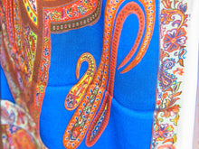 Carica l&#39;immagine nel visualizzatore di Gallery, Coloratissimo scialle indiano in seta e cotone, lavorato artigianalmente nella regione del Rajasthan. Per la sua incredibile leggerezza e versatibilità si puo&#39; indossare sia come copri spalla che avvolta al collo in ogni momento dell&#39;anno.  dimensioni 70x200cm peso 120grammi    disponibile in vari colori e fantasie, per info o foto watshapp 3338778241 mail info@etniko.it