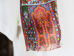 Coloratissimo scialle indiano in seta e cotone, lavorato artigianalmente nella regione del Rajasthan. Per la sua incredibile leggerezza e versatibilità si puo' indossare sia come copri spalla che avvolta al collo in ogni momento dell'anno.  dimensioni 70x200cm peso 120grammi    disponibile in vari colori e fantasie, per info o foto watshapp 3338778241 mail info@etniko.it