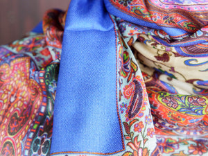 Coloratissimo scialle indiano in seta e cotone, lavorato artigianalmente nella regione del Rajasthan. Per la sua incredibile leggerezza e versatibilità si puo' indossare sia come copri spalla che avvolta al collo in ogni momento dell'anno.  dimensioni 70x200cm peso 120grammi    disponibile in vari colori e fantasie, per info o foto watshapp 3338778241 mail info@etniko.it