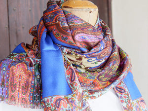 Coloratissimo scialle indiano in seta e cotone, lavorato artigianalmente nella regione del Rajasthan. Per la sua incredibile leggerezza e versatibilità si puo' indossare sia come copri spalla che avvolta al collo in ogni momento dell'anno.  dimensioni 70x200cm peso 120grammi    disponibile in vari colori e fantasie, per info o foto watshapp 3338778241 mail info@etniko.it