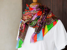 Carica l&#39;immagine nel visualizzatore di Gallery, Coloratissimo scialle indiano in seta e cotone, lavorato artigianalmente nella regione del Rajasthan. Per la sua incredibile leggerezza e versatibilità si puo&#39; indossare sia come copri spalla che avvolta al collo in ogni momento dell&#39;anno.  dimensioni 70x200cm peso 120grammi    disponibile in vari colori e fantasie, per info o foto watshapp 3338778241 mail info@etniko.it