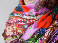 Carica l&#39;immagine nel visualizzatore di Gallery, Coloratissimo scialle indiano in seta e cotone, lavorato artigianalmente nella regione del Rajasthan. Per la sua incredibile leggerezza e versatibilità si puo&#39; indossare sia come copri spalla che avvolta al collo in ogni momento dell&#39;anno.  dimensioni 70x200cm peso 120grammi    disponibile in vari colori e fantasie, per info o foto watshapp 3338778241 mail info@etniko.it