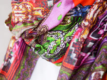 Carica l&#39;immagine nel visualizzatore di Gallery, Coloratissimo scialle indiano in seta e cotone, lavorato artigianalmente nella regione del Rajasthan. Per la sua incredibile leggerezza e versatibilità si puo&#39; indossare sia come copri spalla che avvolta al collo in ogni momento dell&#39;anno.  dimensioni 70x200cm peso 120grammi    disponibile in vari colori e fantasie, per info o foto watshapp 3338778241 mail info@etniko.it