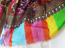 Carica l&#39;immagine nel visualizzatore di Gallery, Coloratissimo scialle indiano in seta e cotone, lavorato artigianalmente nella regione del Rajasthan. Per la sua incredibile leggerezza e versatibilità si puo&#39; indossare sia come copri spalla che avvolta al collo in ogni momento dell&#39;anno.  dimensioni 70x200cm peso 120grammi    disponibile in vari colori e fantasie, per info o foto watshapp 3338778241 mail info@etniko.it