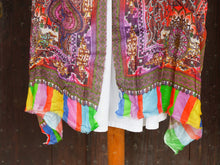Carica l&#39;immagine nel visualizzatore di Gallery, Coloratissimo scialle indiano in seta e cotone, lavorato artigianalmente nella regione del Rajasthan. Per la sua incredibile leggerezza e versatibilità si puo&#39; indossare sia come copri spalla che avvolta al collo in ogni momento dell&#39;anno.  dimensioni 70x200cm peso 120grammi    disponibile in vari colori e fantasie, per info o foto watshapp 3338778241 mail info@etniko.it