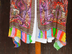Coloratissimo scialle indiano in seta e cotone, lavorato artigianalmente nella regione del Rajasthan. Per la sua incredibile leggerezza e versatibilità si puo' indossare sia come copri spalla che avvolta al collo in ogni momento dell'anno.  dimensioni 70x200cm peso 120grammi    disponibile in vari colori e fantasie, per info o foto watshapp 3338778241 mail info@etniko.it