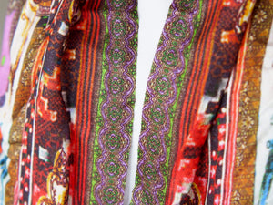 Coloratissimo scialle indiano in seta e cotone, lavorato artigianalmente nella regione del Rajasthan. Per la sua incredibile leggerezza e versatibilità si puo' indossare sia come copri spalla che avvolta al collo in ogni momento dell'anno.  dimensioni 70x200cm peso 120grammi    disponibile in vari colori e fantasie, per info o foto watshapp 3338778241 mail info@etniko.it