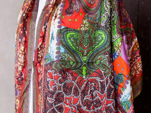Coloratissimo scialle indiano in seta e cotone, lavorato artigianalmente nella regione del Rajasthan. Per la sua incredibile leggerezza e versatibilità si puo' indossare sia come copri spalla che avvolta al collo in ogni momento dell'anno.  dimensioni 70x200cm peso 120grammi    disponibile in vari colori e fantasie, per info o foto watshapp 3338778241 mail info@etniko.it
