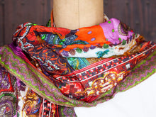 Carica l&#39;immagine nel visualizzatore di Gallery, Coloratissimo scialle indiano in seta e cotone, lavorato artigianalmente nella regione del Rajasthan. Per la sua incredibile leggerezza e versatibilità si puo&#39; indossare sia come copri spalla che avvolta al collo in ogni momento dell&#39;anno.  dimensioni 70x200cm peso 120grammi    disponibile in vari colori e fantasie, per info o foto watshapp 3338778241 mail info@etniko.it