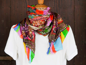 Coloratissimo scialle indiano in seta e cotone, lavorato artigianalmente nella regione del Rajasthan. Per la sua incredibile leggerezza e versatibilità si puo' indossare sia come copri spalla che avvolta al collo in ogni momento dell'anno.  dimensioni 70x200cm peso 120grammi    disponibile in vari colori e fantasie, per info o foto watshapp 3338778241 mail info@etniko.it
