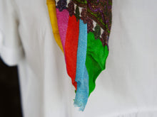 Carica l&#39;immagine nel visualizzatore di Gallery, Coloratissimo scialle indiano in seta e cotone, lavorato artigianalmente nella regione del Rajasthan. Per la sua incredibile leggerezza e versatibilità si puo&#39; indossare sia come copri spalla che avvolta al collo in ogni momento dell&#39;anno.  dimensioni 70x200cm peso 120grammi    disponibile in vari colori e fantasie, per info o foto watshapp 3338778241 mail info@etniko.it