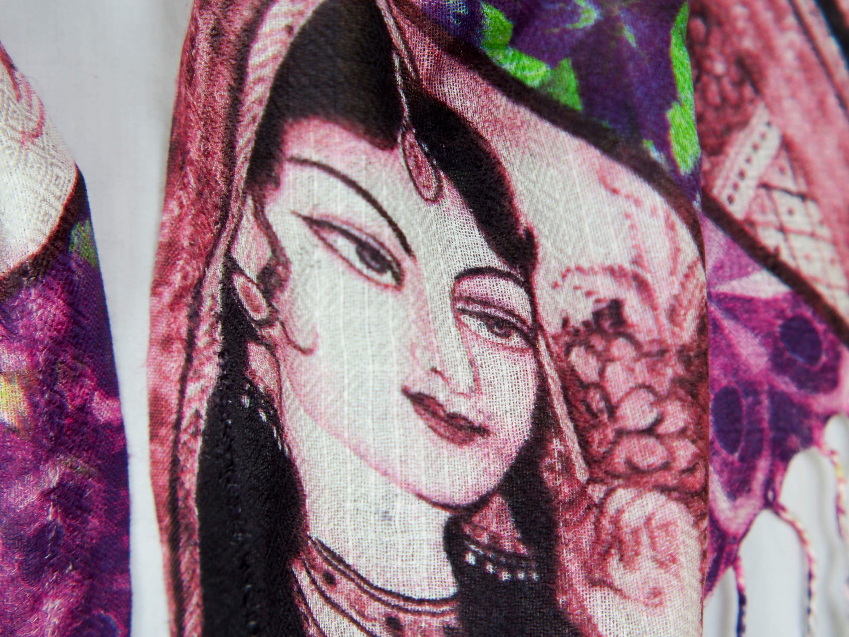 Coloratissimo scialle indiano in seta e cotone, lavorato artigianalmente nella regione del Rajasthan. Per la sua incredibile leggerezza e versatibilità si puo' indossare sia come copri spalla che avvolta al collo in ogni momento dell'anno.  dimensioni 70x200cm peso 120grammi    disponibile in vari colori e fantasie, per info o foto watshapp 3338778241 mail info@etniko.it