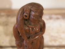Carica l&#39;immagine nel visualizzatore di Gallery, vecchia statua indiana raffigurante guardiano sikh in legno di teak inciso, lavorata artigianalmente con basamento. toglieno dil basamento si può appendere a parete. databile anni 50/60 india, Rajasthan    disponibili altri modelli per info contattare watshapp 0039 3338778241 mail info@etniko.it facebook/ instagram/ etsy : etnikobycrosato