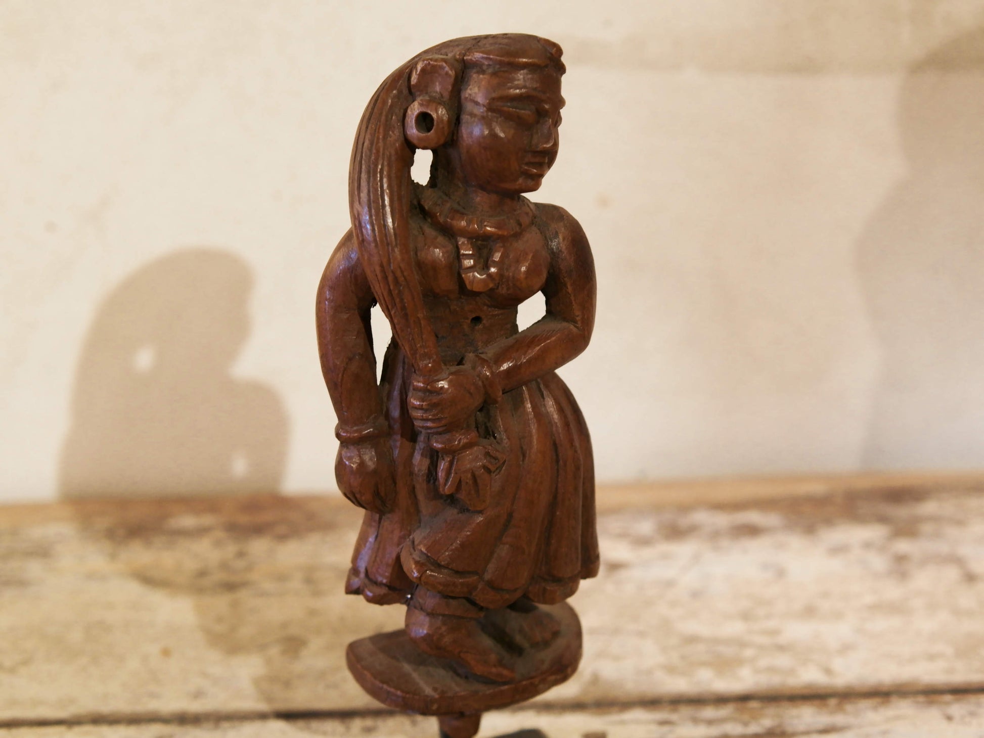 vecchia statua indiana raffigurante guardiano sikh in legno di teak inciso, lavorata artigianalmente con basamento. toglieno dil basamento si può appendere a parete. databile anni 50/60 india, Rajasthan    disponibili altri modelli per info contattare watshapp 0039 3338778241 mail info@etniko.it facebook/ instagram/ etsy : etnikobycrosato