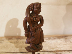 vecchia statua indiana raffigurante guardiano sikh in legno di teak inciso, lavorata artigianalmente con basamento. toglieno dil basamento si può appendere a parete. databile anni 50/60 india, Rajasthan    disponibili altri modelli per info contattare watshapp 0039 3338778241 mail info@etniko.it facebook/ instagram/ etsy : etnikobycrosato