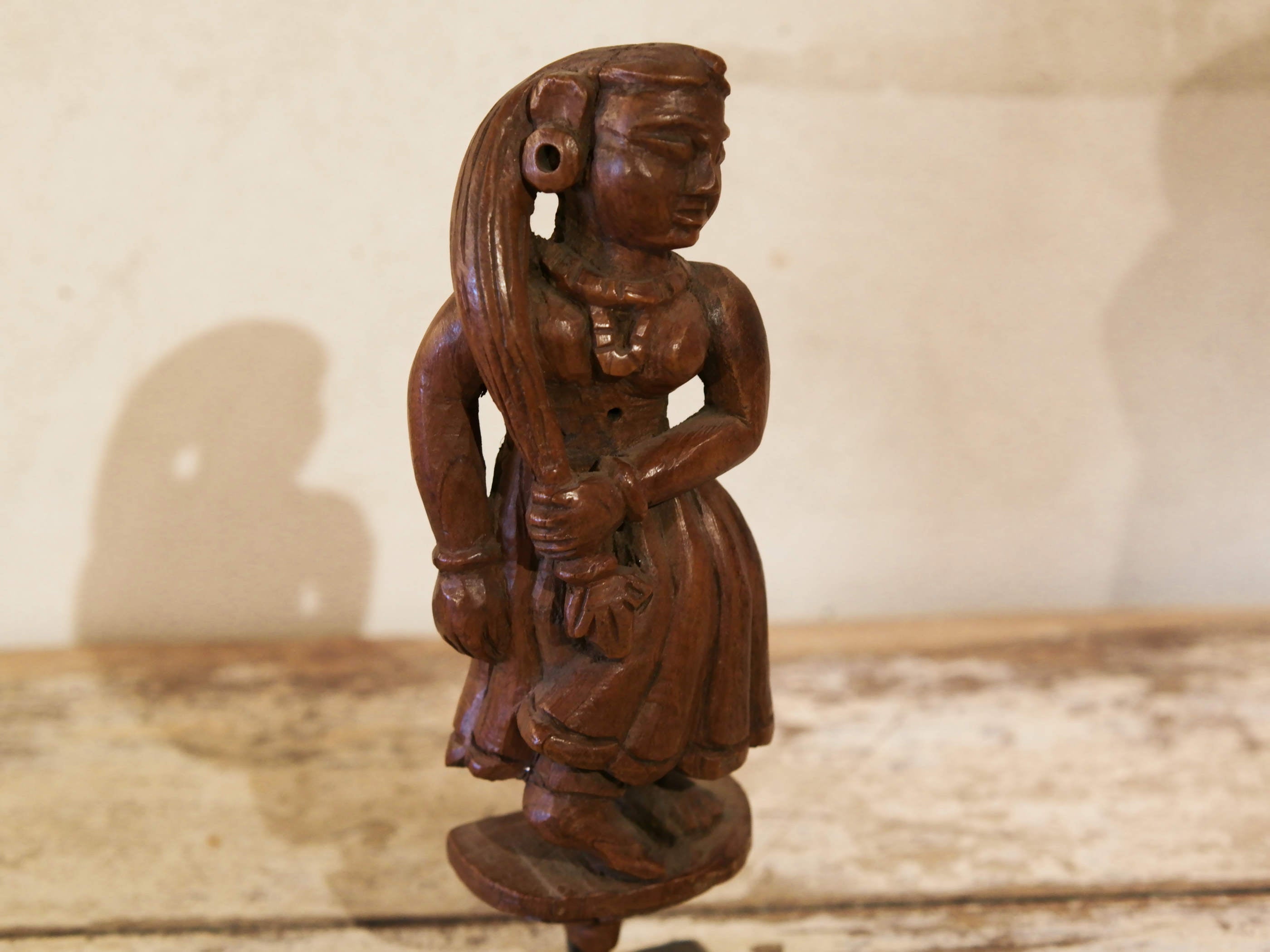 vecchia statua indiana raffigurante guardiano sikh in legno di teak inciso, lavorata artigianalmente con basamento. toglieno dil basamento si può appendere a parete. databile anni 50/60 india, Rajasthan    disponibili altri modelli per info contattare watshapp 0039 3338778241 mail info@etniko.it facebook/ instagram/ etsy : etnikobycrosato