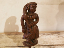 Carica l&#39;immagine nel visualizzatore di Gallery, vecchia statua indiana raffigurante guardiano sikh in legno di teak inciso, lavorata artigianalmente con basamento. toglieno dil basamento si può appendere a parete. databile anni 50/60 india, Rajasthan    disponibili altri modelli per info contattare watshapp 0039 3338778241 mail info@etniko.it facebook/ instagram/ etsy : etnikobycrosato