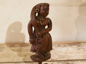 vecchia statua indiana raffigurante guardiano sikh in legno di teak inciso, lavorata artigianalmente con basamento. toglieno dil basamento si può appendere a parete. databile anni 50/60 india, Rajasthan    disponibili altri modelli per info contattare watshapp 0039 3338778241 mail info@etniko.it facebook/ instagram/ etsy : etnikobycrosato