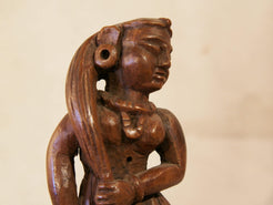 vecchia statua indiana raffigurante guardiano sikh in legno di teak inciso, lavorata artigianalmente con basamento. toglieno dil basamento si può appendere a parete. databile anni 50/60 india, Rajasthan    disponibili altri modelli per info contattare watshapp 0039 3338778241 mail info@etniko.it facebook/ instagram/ etsy : etnikobycrosato