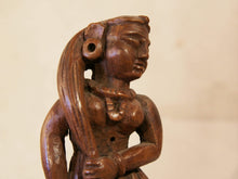 Carica l&#39;immagine nel visualizzatore di Gallery, vecchia statua indiana raffigurante guardiano sikh in legno di teak inciso, lavorata artigianalmente con basamento. toglieno dil basamento si può appendere a parete. databile anni 50/60 india, Rajasthan    disponibili altri modelli per info contattare watshapp 0039 3338778241 mail info@etniko.it facebook/ instagram/ etsy : etnikobycrosato