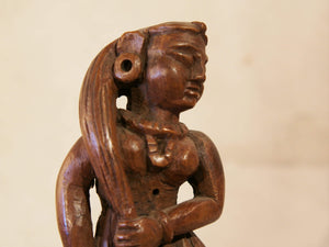 vecchia statua indiana raffigurante guardiano sikh in legno di teak inciso, lavorata artigianalmente con basamento. toglieno dil basamento si può appendere a parete. databile anni 50/60 india, Rajasthan    disponibili altri modelli per info contattare watshapp 0039 3338778241 mail info@etniko.it facebook/ instagram/ etsy : etnikobycrosato