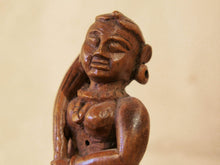 Carica l&#39;immagine nel visualizzatore di Gallery, vecchia statua indiana raffigurante guardiano sikh in legno di teak inciso, lavorata artigianalmente con basamento. toglieno dil basamento si può appendere a parete. databile anni 50/60 india, Rajasthan    disponibili altri modelli per info contattare watshapp 0039 3338778241 mail info@etniko.it facebook/ instagram/ etsy : etnikobycrosato