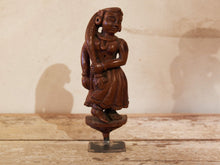 Carica l&#39;immagine nel visualizzatore di Gallery, vecchia statua indiana raffigurante guardiano sikh in legno di teak inciso, lavorata artigianalmente con basamento. toglieno dil basamento si può appendere a parete. databile anni 50/60 india, Rajasthan    disponibili altri modelli per info contattare watshapp 0039 3338778241 mail info@etniko.it facebook/ instagram/ etsy : etnikobycrosato