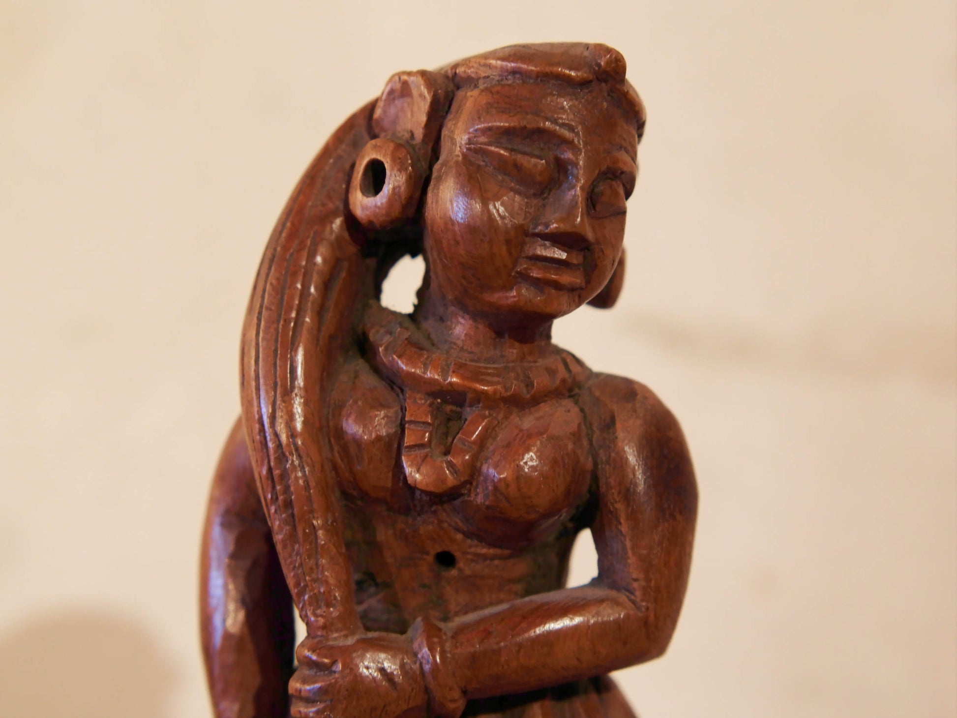 vecchia statua indiana raffigurante guardiano sikh in legno di teak inciso, lavorata artigianalmente con basamento. toglieno dil basamento si può appendere a parete. databile anni 50/60 india, Rajasthan    disponibili altri modelli per info contattare watshapp 0039 3338778241 mail info@etniko.it facebook/ instagram/ etsy : etnikobycrosato