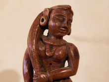 Carica l&#39;immagine nel visualizzatore di Gallery, vecchia statua indiana raffigurante guardiano sikh in legno di teak inciso, lavorata artigianalmente con basamento. toglieno dil basamento si può appendere a parete. databile anni 50/60 india, Rajasthan    disponibili altri modelli per info contattare watshapp 0039 3338778241 mail info@etniko.it facebook/ instagram/ etsy : etnikobycrosato