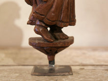 Carica l&#39;immagine nel visualizzatore di Gallery, vecchia statua indiana raffigurante guardiano sikh in legno di teak inciso, lavorata artigianalmente con basamento. toglieno dil basamento si può appendere a parete. databile anni 50/60 india, Rajasthan    disponibili altri modelli per info contattare watshapp 0039 3338778241 mail info@etniko.it facebook/ instagram/ etsy : etnikobycrosato