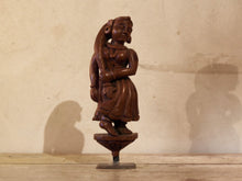 Carica l&#39;immagine nel visualizzatore di Gallery, vecchia statua indiana raffigurante guardiano sikh in legno di teak inciso, lavorata artigianalmente con basamento. toglieno dil basamento si può appendere a parete. databile anni 50/60 india, Rajasthan    disponibili altri modelli per info contattare watshapp 0039 3338778241 mail info@etniko.it facebook/ instagram/ etsy : etnikobycrosato