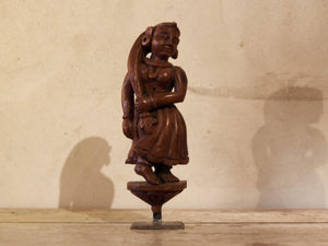 vecchia statua indiana raffigurante guardiano sikh in legno di teak inciso, lavorata artigianalmente con basamento. toglieno dil basamento si può appendere a parete. databile anni 50/60 india, Rajasthan    disponibili altri modelli per info contattare watshapp 0039 3338778241 mail info@etniko.it facebook/ instagram/ etsy : etnikobycrosato