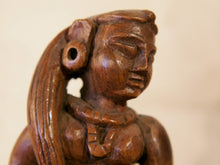 Carica l&#39;immagine nel visualizzatore di Gallery, vecchia statua indiana raffigurante guardiano sikh in legno di teak inciso, lavorata artigianalmente con basamento. toglieno dil basamento si può appendere a parete. databile anni 50/60 india, Rajasthan    disponibili altri modelli per info contattare watshapp 0039 3338778241 mail info@etniko.it facebook/ instagram/ etsy : etnikobycrosato