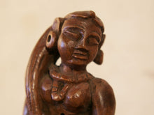 Carica l&#39;immagine nel visualizzatore di Gallery, vecchia statua indiana raffigurante guardiano sikh in legno di teak inciso, lavorata artigianalmente con basamento. toglieno dil basamento si può appendere a parete. databile anni 50/60 india, Rajasthan    disponibili altri modelli per info contattare watshapp 0039 3338778241 mail info@etniko.it facebook/ instagram/ etsy : etnikobycrosato