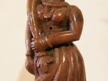 Carica l&#39;immagine nel visualizzatore di Gallery, vecchia statua indiana raffigurante guardiano sikh in legno di teak inciso, lavorata artigianalmente con basamento. toglieno dil basamento si può appendere a parete. databile anni 50/60 india, Rajasthan    disponibili altri modelli per info contattare watshapp 0039 3338778241 mail info@etniko.it facebook/ instagram/ etsy : etnikobycrosato