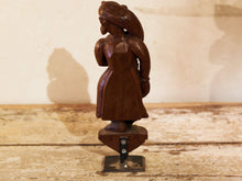 Carica l&#39;immagine nel visualizzatore di Gallery, vecchia statua indiana raffigurante guardiano sikh in legno di teak inciso, lavorata artigianalmente con basamento. toglieno dil basamento si può appendere a parete. databile anni 50/60 india, Rajasthan    disponibili altri modelli per info contattare watshapp 0039 3338778241 mail info@etniko.it facebook/ instagram/ etsy : etnikobycrosato