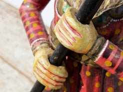 statua indiana in legno di mango inciso e dipinta raffigurante guardiano del palazzo del maharaja . lavorata artigianalmente . databile seconda metà '900, India, Rajasthan.  dimensioni 22x18 h51cm.    disponibili altri modelli per info contattare 0039 3338778241 watshapp info@etniko.it mail facebook/ instagram/ etsy : etnikobycrosato
