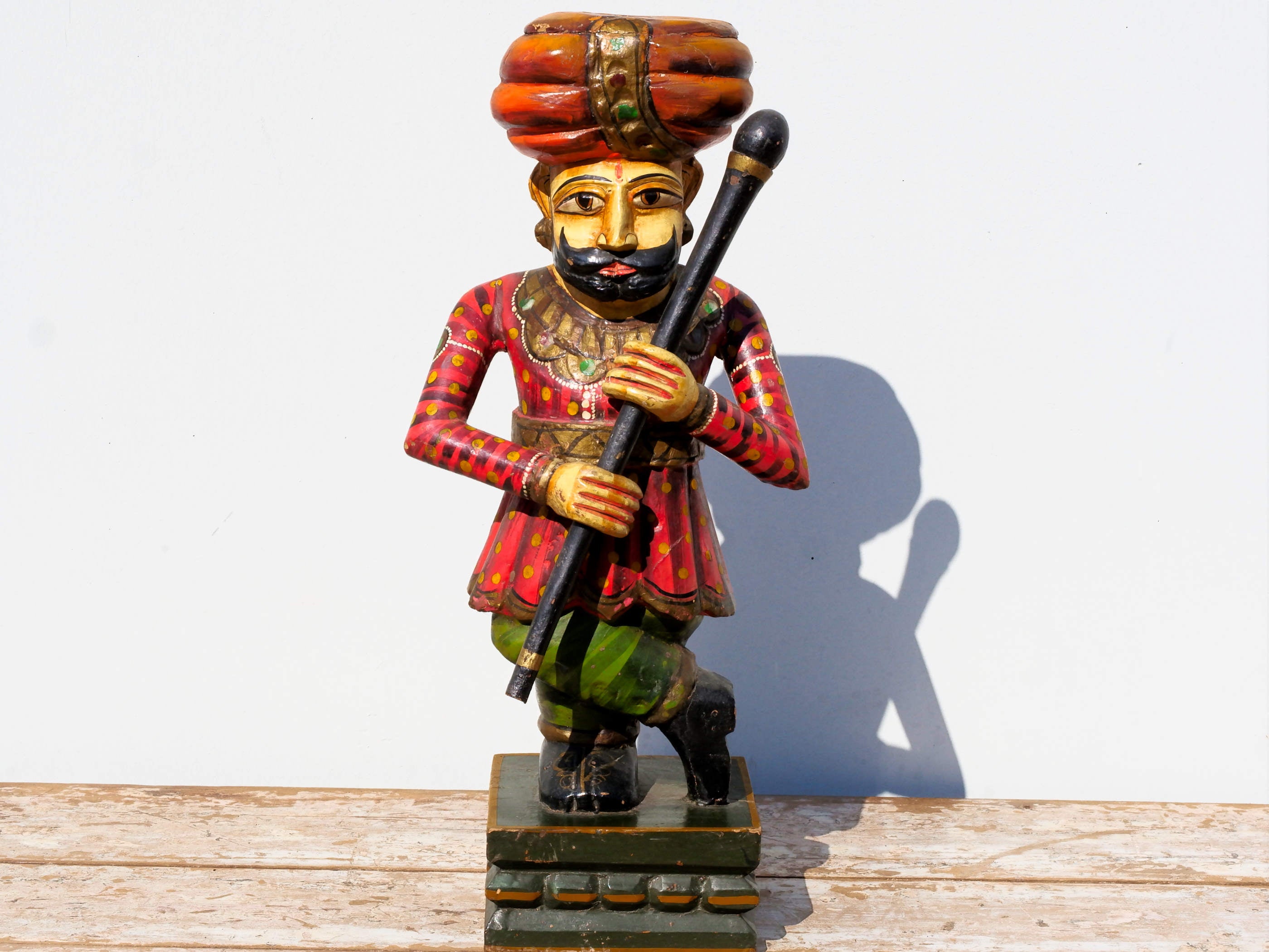 statua indiana in legno di mango inciso e dipinta raffigurante guardiano del palazzo del maharaja . lavorata artigianalmente . databile seconda metà '900, India, Rajasthan.  dimensioni 22x18 h51cm.    disponibili altri modelli per info contattare 0039 3338778241 watshapp info@etniko.it mail facebook/ instagram/ etsy : etnikobycrosato