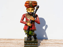 Carica l&#39;immagine nel visualizzatore di Gallery, statua indiana in legno di mango inciso e dipinta raffigurante guardiano del palazzo del maharaja . lavorata artigianalmente . databile seconda metà &#39;900, India, Rajasthan.  dimensioni 22x18 h51cm.    disponibili altri modelli per info contattare 0039 3338778241 watshapp info@etniko.it mail facebook/ instagram/ etsy : etnikobycrosato